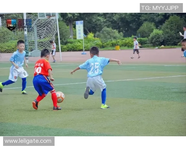 成都腾盟足球俱乐部携手本地青训助力足球梦想全面提升青少年运动水平