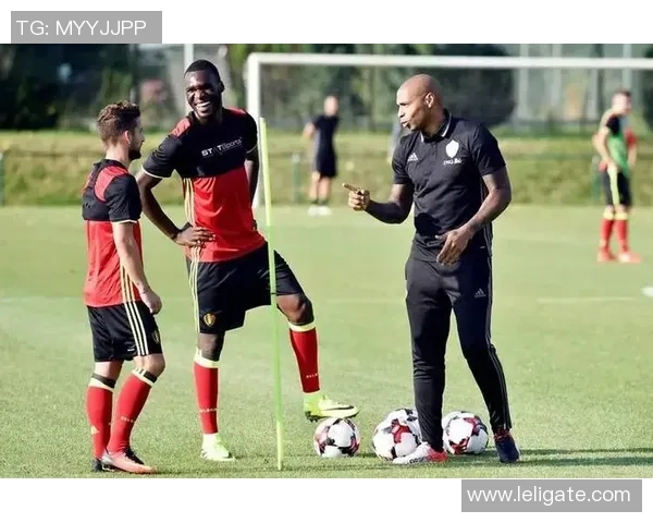 足球助教的角色与责任解析如何提升球队整体表现与战术执行力